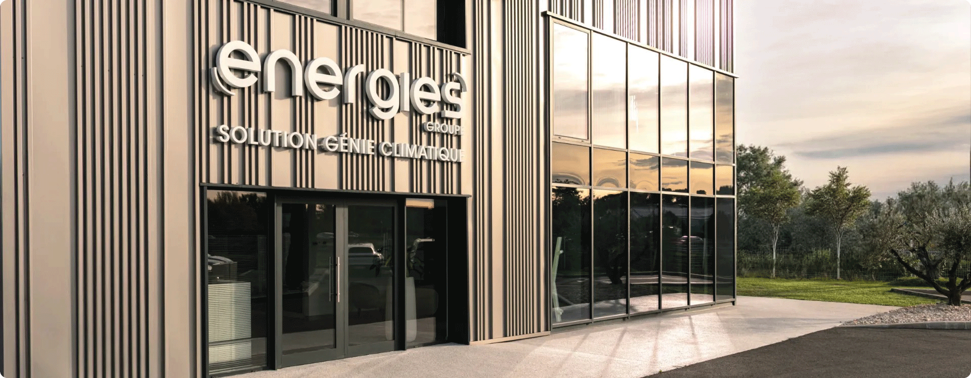 Façade du bâtiment principal du groupe, reflet de son engagement en innovation et en solutions énergétiques performantes.